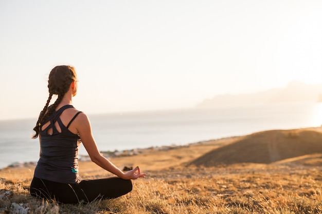 Lezioni di yoga al tramonto.