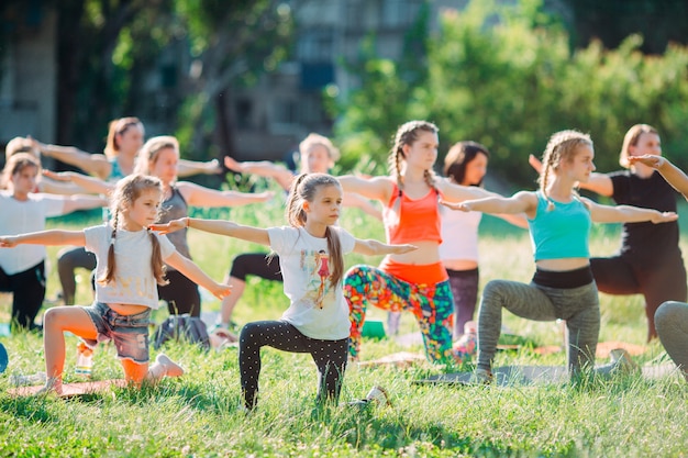 Lezioni di yoga all'aperto. Yoga per bambini,