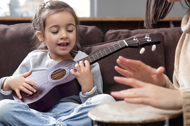 Lezioni su uno strumento musicale. Sviluppo dei bambini e valori della famiglia. Il concetto di amicizia e famiglia dei bambini.