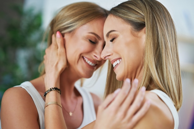 Lgbt coppia lesbica ama i momenti nel concetto di felicità della cucina