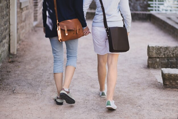 LGBT Due ragazze lesbiche camminano per la città e si tengono per mano