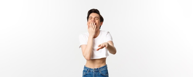 Lgbtq e l'immagine del concetto di orgoglio di sciocco uomo gay in crop top che ride e punta la mano verso la fotocamera chuc