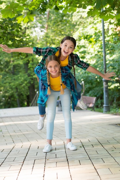 Libera la tua energia. Bambini energici che cavalcano all'aperto. Giocare nel parco. Amici d'infanzia e amicizia. Vacanze estive. Attività ricreative. Divertimento e gioia. Sano ed energico.