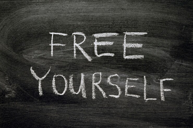 Liberati una frase scritta a mano sulla lavagna della scuola
