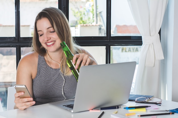 Libero professionista che lavora al computer portatile a casa.