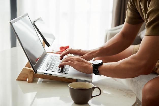 Libero professionista che lavora al computer portatile