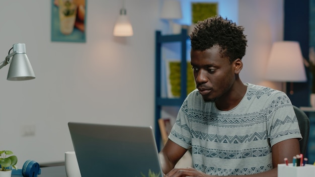 Libero professionista che lavora da casa con laptop