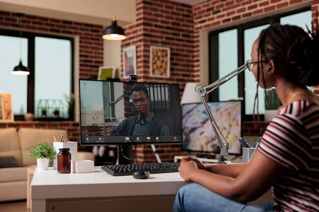 Libero professionista che parla con il cliente in videoconferenza, donna che lavora da casa. Dipendente che partecipa a una riunione virtuale, lavoratore remoto che chatta in teleconferenza tramite computer, videochiamata online