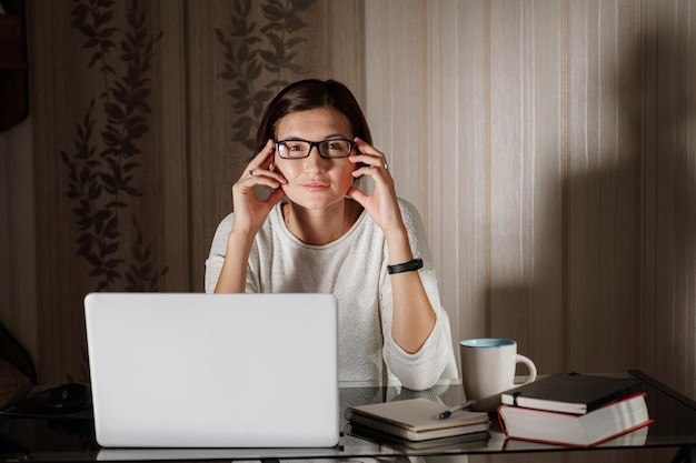 Libero professionista della studentessa che lavora a casa su un'attività