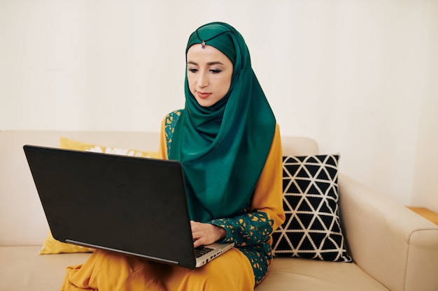 Libero professionista femminile che lavora al computer portatile