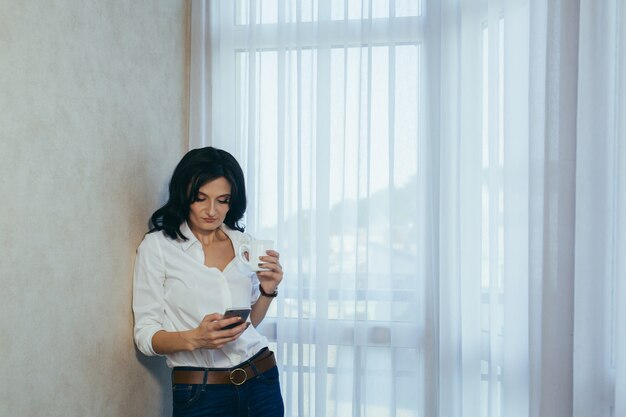 Libero professionista femminile che lavora da casa