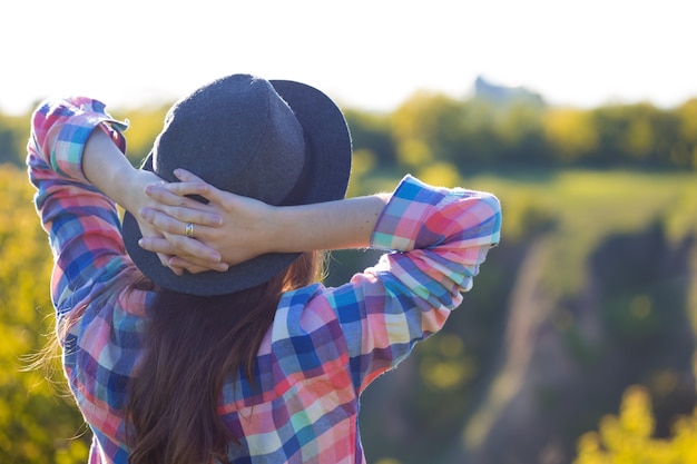 Libertà - bella ragazza adolescente sulla natura