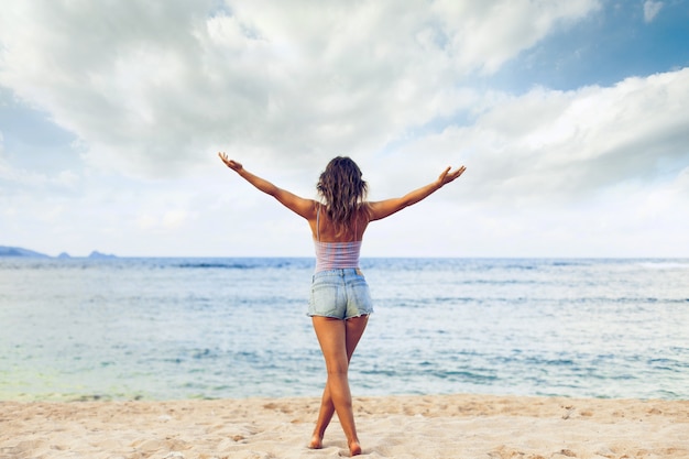 Libertà e felicità donna sulla spiaggia