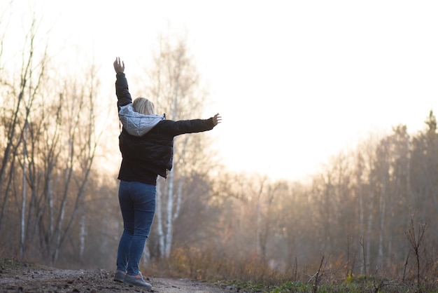 Libertà e godersi il concetto di natura Donna spensierata che si gode la natura