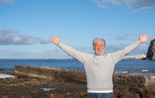 Libertà felice sorridente concetto di persone con bellissimo uomo anziano barbuto all'aperto godendo la vita