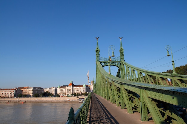 Liberty Bridge a Budapest nel giorno di estate soleggiato