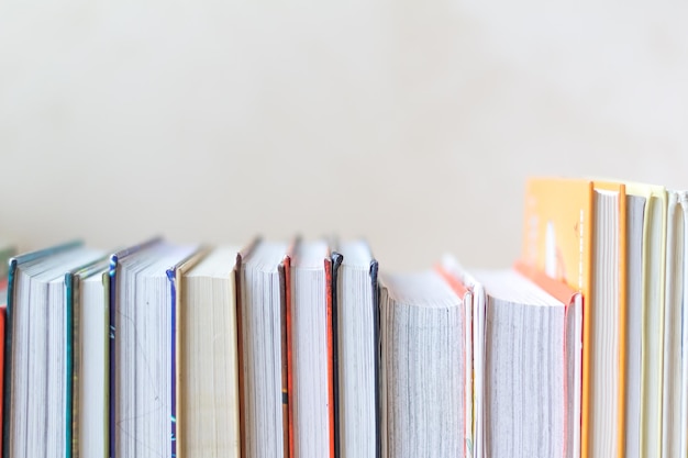 Libreria sfocata pila di libri per il concetto di scuola di sfondo dell'istruzione aziendale Spazio di copia