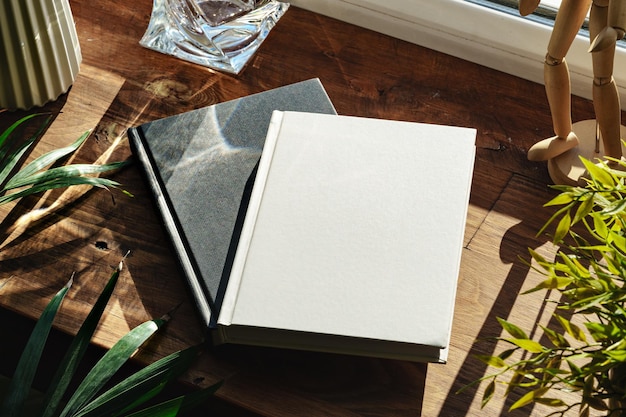 Libri accanto alla finestra sul davanzale di legno alla luce del sole