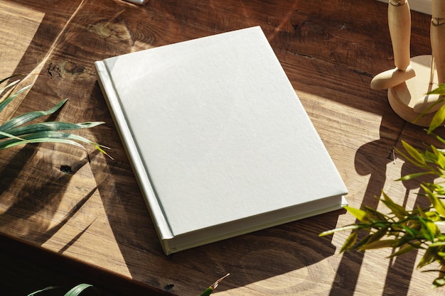 Libri accanto alla finestra sul davanzale di legno alla luce del sole