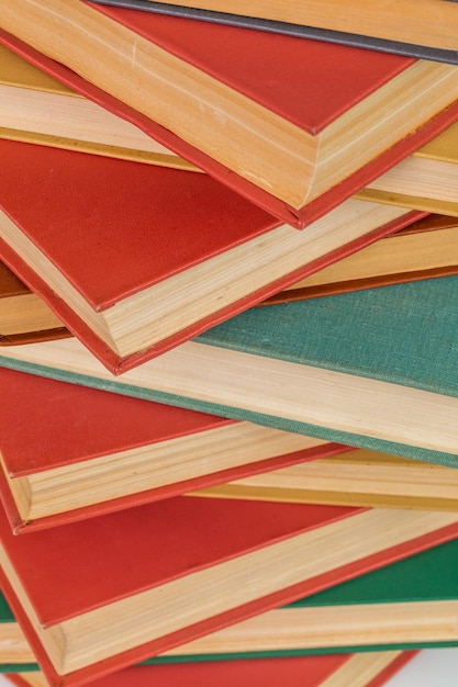 Libri astratti sfondo vecchi rossi e verdi tenui in una pila verticale