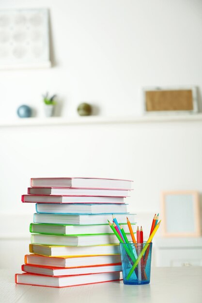 Libri colorati e matita sul tavolo in camera