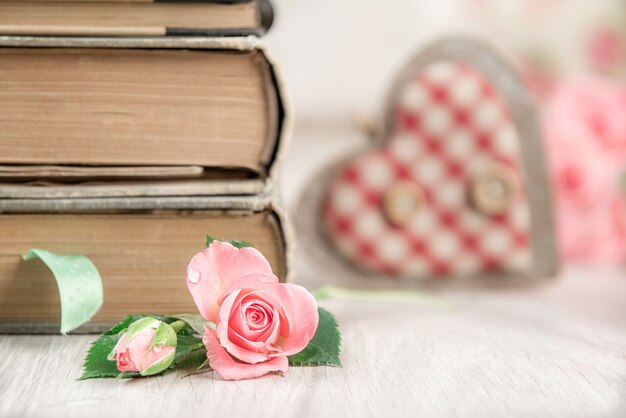 libri con cuore e rosa