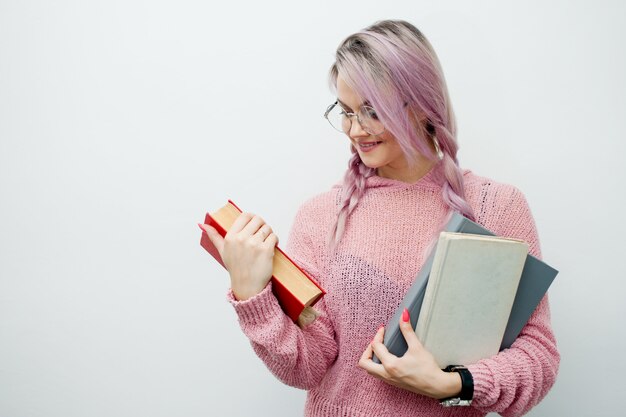 Libri della holding della giovane donna