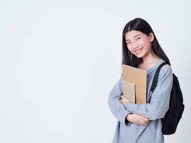 Libri della tenuta della studentessa con gli zainhi.