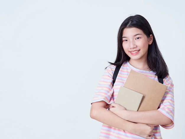 Libri della tenuta della studentessa con gli zainhi.