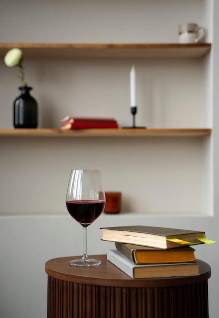 Libri e disposizione dei bicchieri di vino