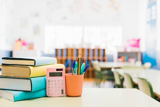 Libri e materiale scolastico in tazza sul tavolo