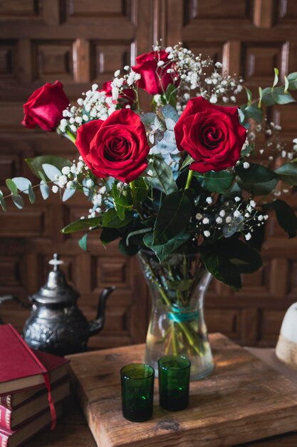 Libri e rose Simboli del giorno del libro e di San Jordi in Catalogna Spagna