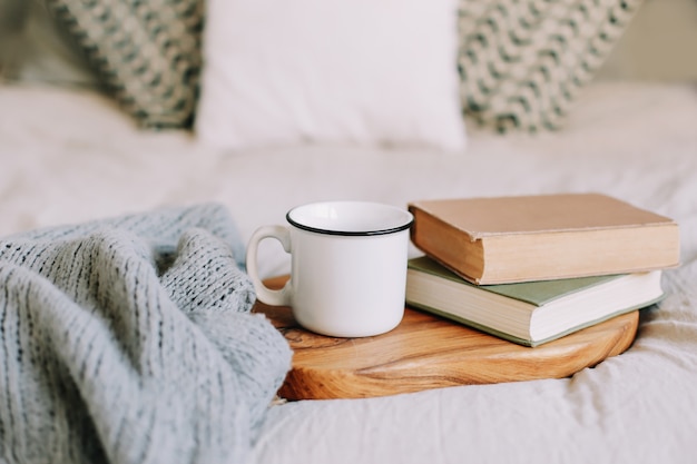 Libri e tazza di caffè colazione a letto buongiorno