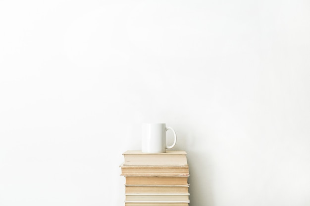 Libri e tazza di caffè sulla superficie bianca