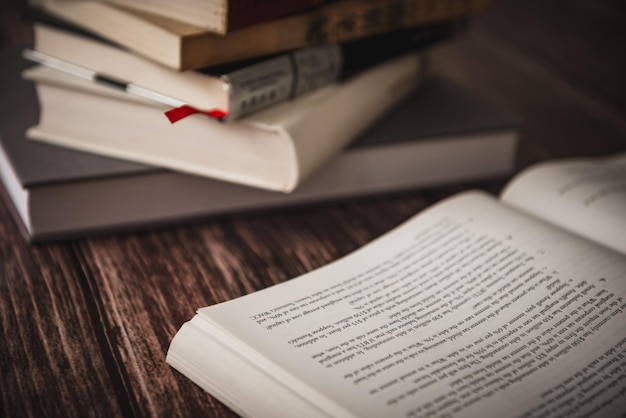 Libri impilati su un tavolo di legno