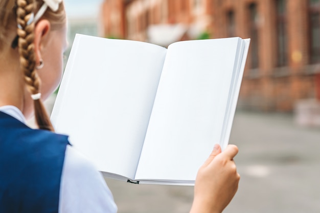 libri nelle mani di una studentessa