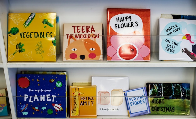 Libri per bambini alla biblioteca della scuola elementare