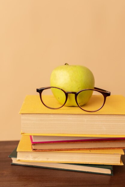 Libri scolastici e mela Concetto di scuola Ritorno a scuola Giornata mondiale dei libri