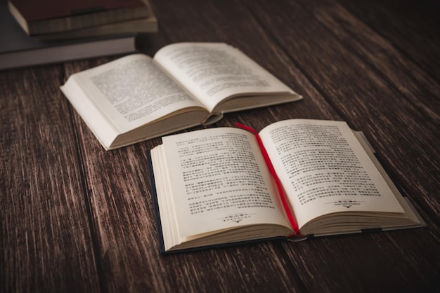 Libri su tavolo di legno