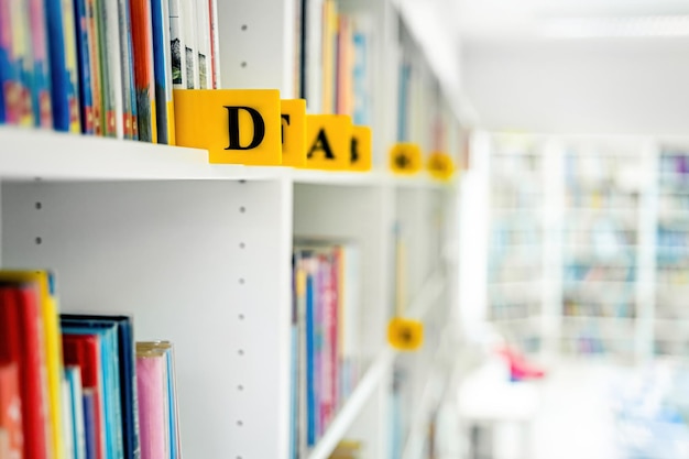 Libri sugli scaffali della biblioteca leggera per bambini Autori di libri disposti in ordine alfabetico