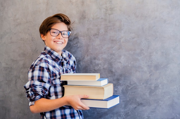 Libri svegli della tenuta del ragazzo di scuola adolescente