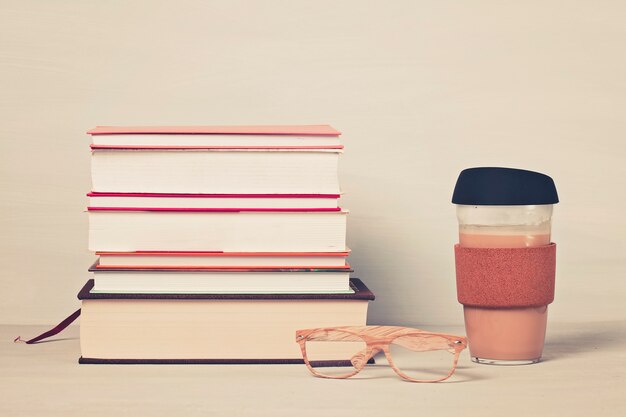 Libri, tazza di caffè, occhiali da lettura