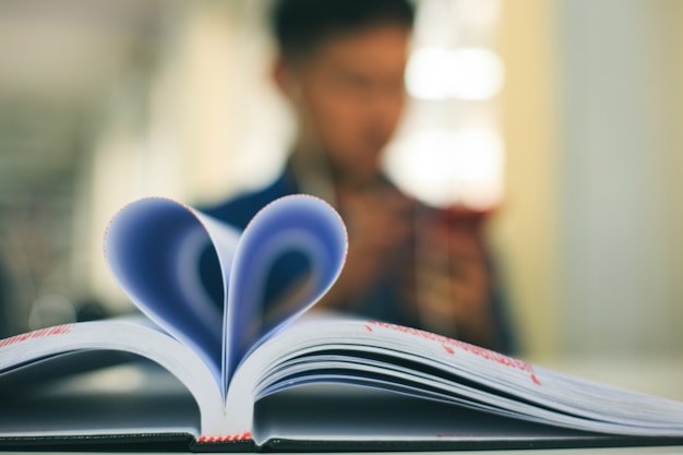 Libro a forma di cuore