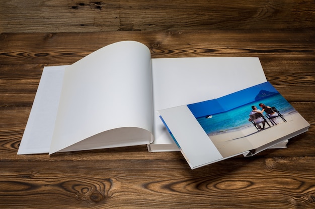 Libro aperto con una foto Coppie su una spiaggia tropicale