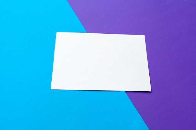 Libro bianco e copyspace sul colore pastello