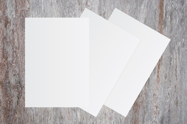 Libro bianco in bianco su fondo di legno marrone per l&#39;immissione di testo