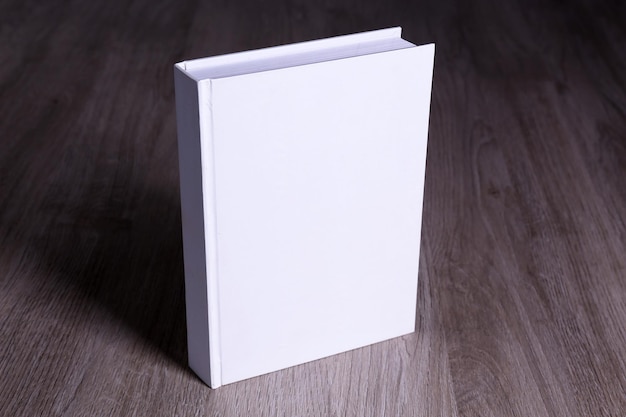 Libro bianco su fondo in legno