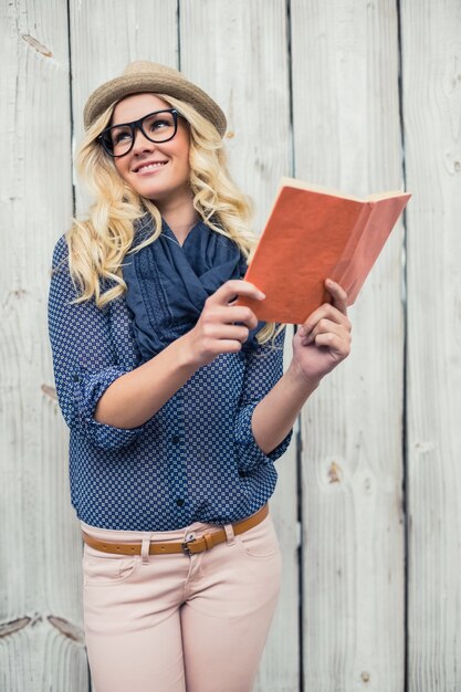 Libro biondo alla moda allegro della tenuta all&#39;aperto