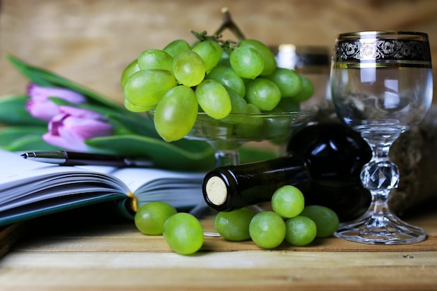 Libro bottiglia di vino e uva di vetro