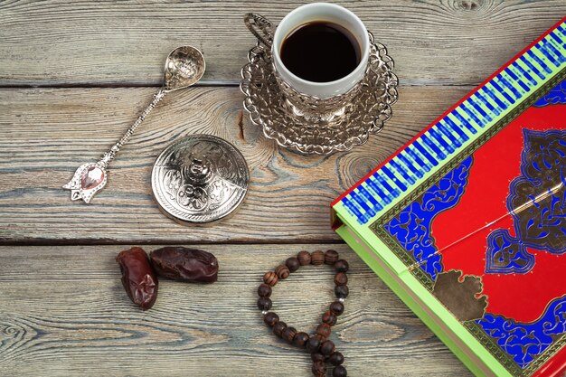 Libro del Corano con date, caffè e tasbih